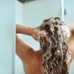 Les bienfaits du sel dans votre shampooing pour des cheveux en pleine santé