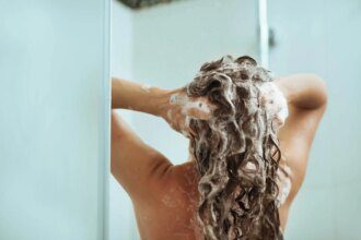 Les bienfaits du sel dans votre shampooing pour des cheveux en pleine santé