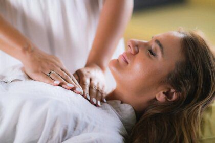 Les origines et l'histoire du Reiki : une exploration de sa fondation par Mikao Usui et son évolution